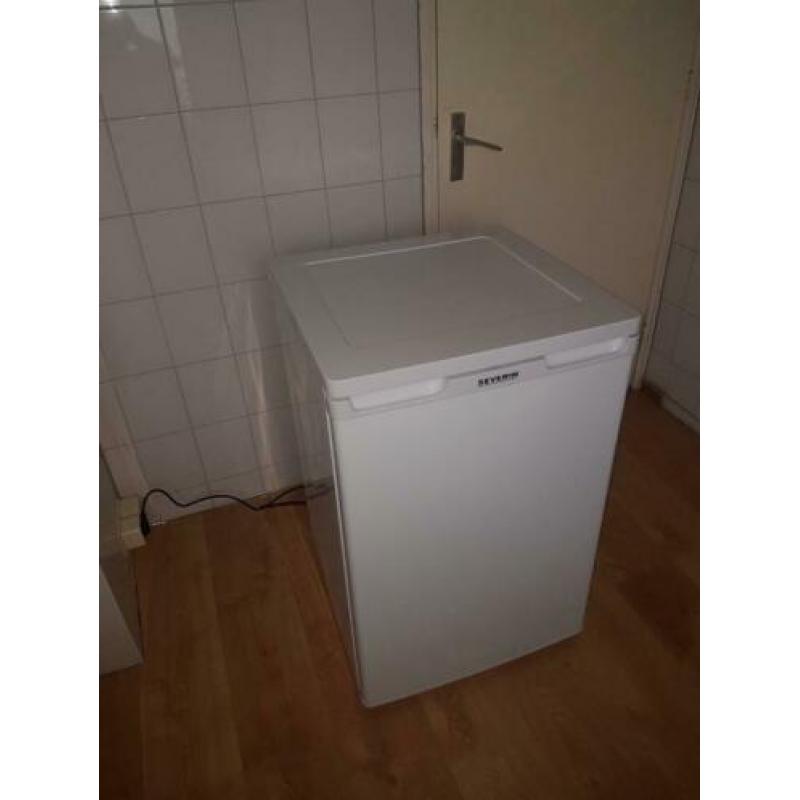 Tafelkoelkast met vriezer in