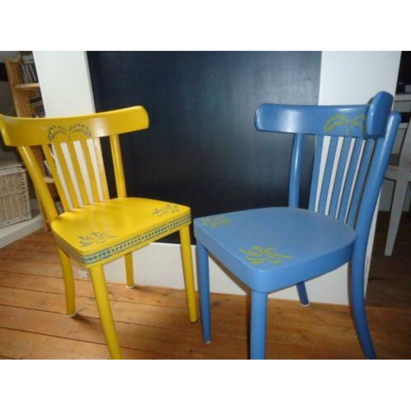 twee houten stoelen in een gepimpt jasje ( als nieuw !! )