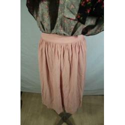 Leuke roze Charles Dickens rok.Bijpassend schort.Mt 140/146