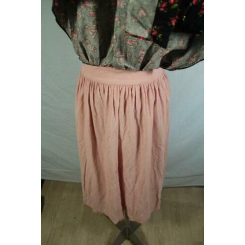 Leuke roze Charles Dickens rok.Bijpassend schort.Mt 140/146