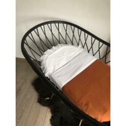Zwart rotan wieg met goudkleur onderstel??