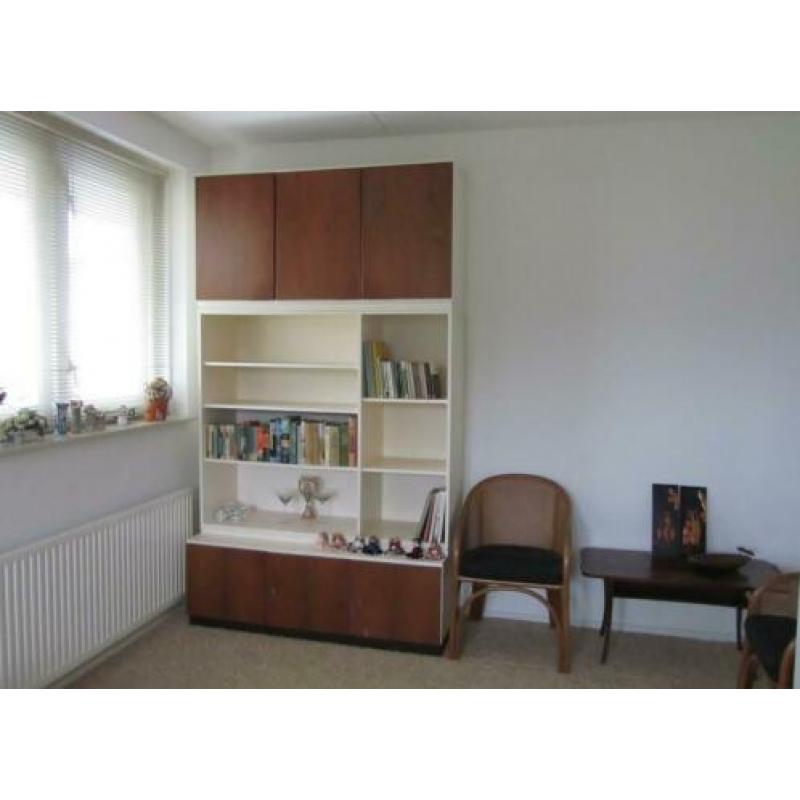 Exclusieve wand- boekenkast, kastdeurtjes pallisander