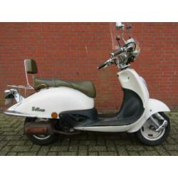 Znen grande retro Bella snorscooter met blauw kenteken