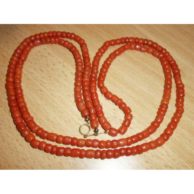 Ca 1900 Nederlandse Bloedkoraal collier 105 cm