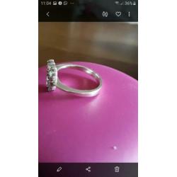Fraaie zilveren letter ring B met zirkona's gemerkt 925 .