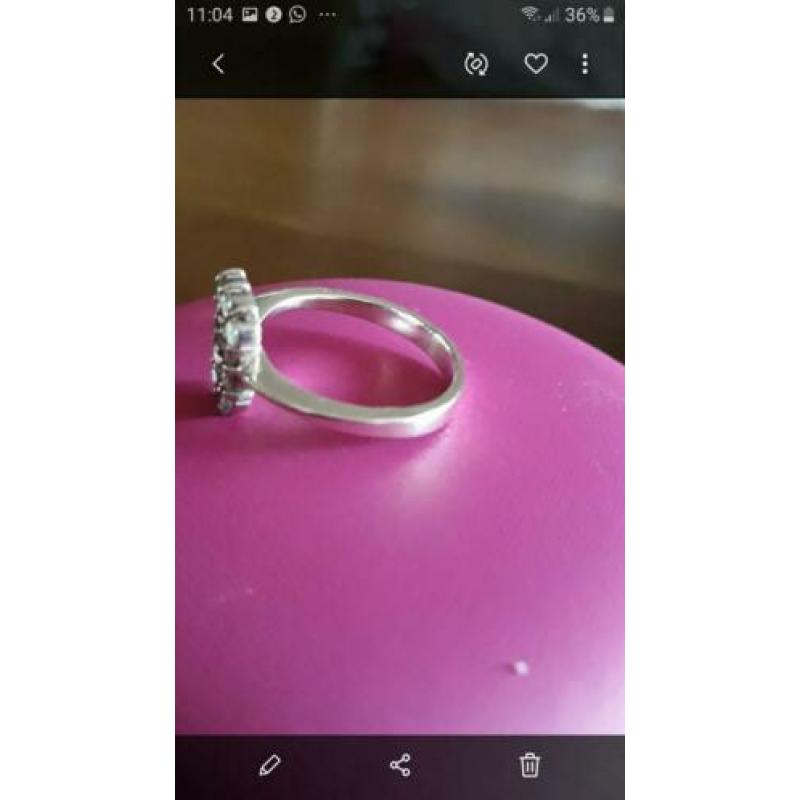 Fraaie zilveren letter ring B met zirkona's gemerkt 925 .