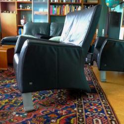 Twee zwart leren Rolf Benz 322 fauteuils