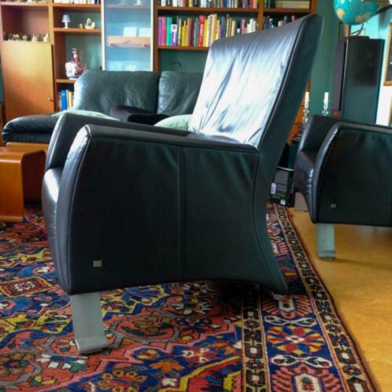 Twee zwart leren Rolf Benz 322 fauteuils