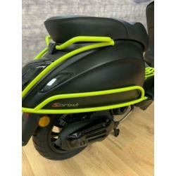 Vespa Sprint 25 km IGET NIEUW Notte x Fluor Yellow