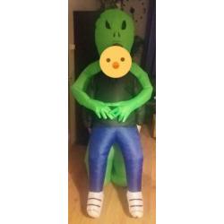 Carnavalspak alien. Opblaasbaar dmv batterijen, 1x gedragen