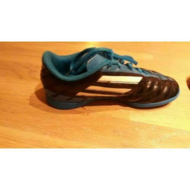 Adidas gymschoenen - zaalvoetbalschoenen, maat 32