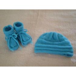 LEUK GEBREID BABYSETJE : SLOFJES en MUTSJE in 25 KLEUREN