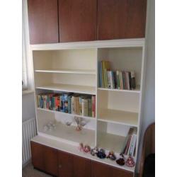 Exclusieve wand- boekenkast, kastdeurtjes pallisander