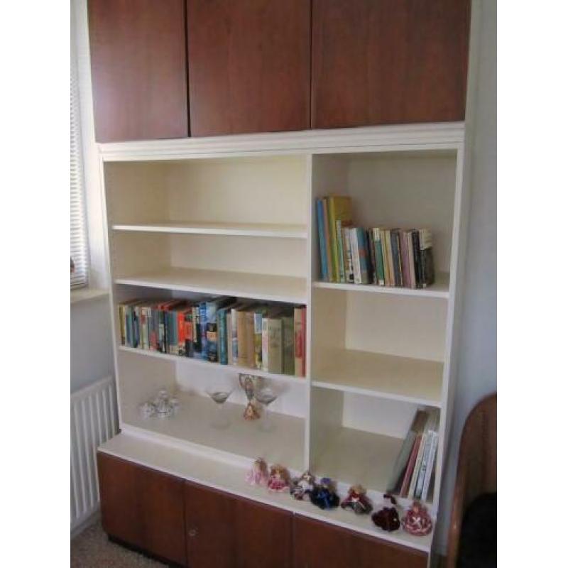 Exclusieve wand- boekenkast, kastdeurtjes pallisander