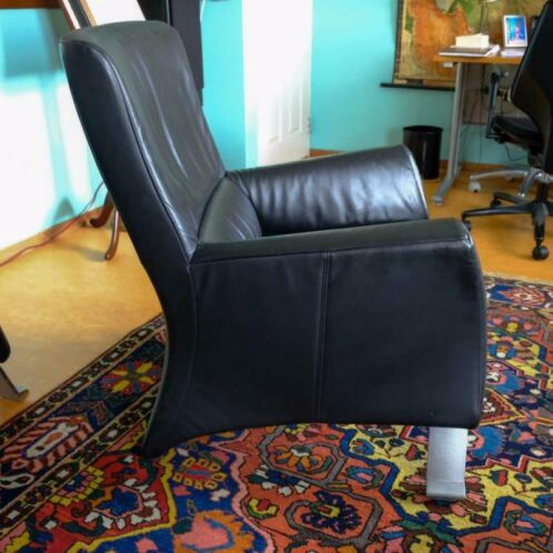 Twee zwart leren Rolf Benz 322 fauteuils