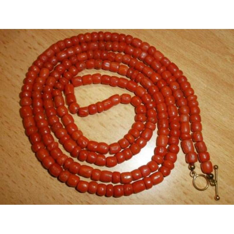 Ca 1900 Nederlandse Bloedkoraal collier 105 cm