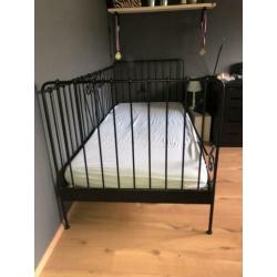 Zwart eenpersoonsbed