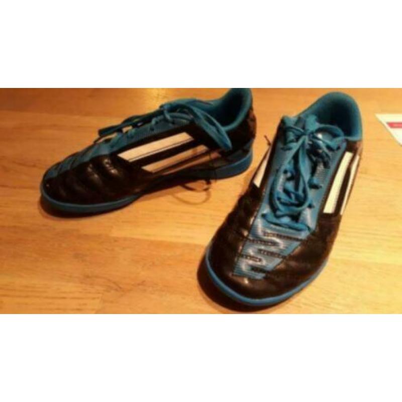 Adidas gymschoenen - zaalvoetbalschoenen, maat 32