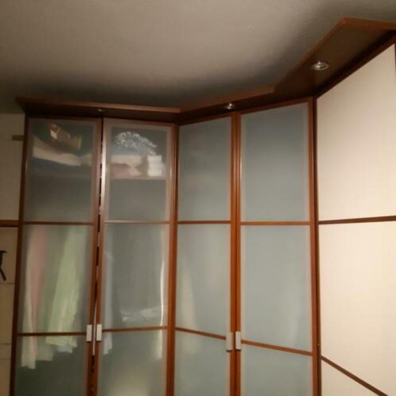 TEAB Grote Ikea hoekklerenkast met spotjes