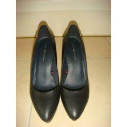 Tommy Hilfiger zwarte leren punt pumps Lotti 1A maat 38 ZGAN