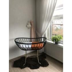 Zwart rotan wieg met goudkleur onderstel??