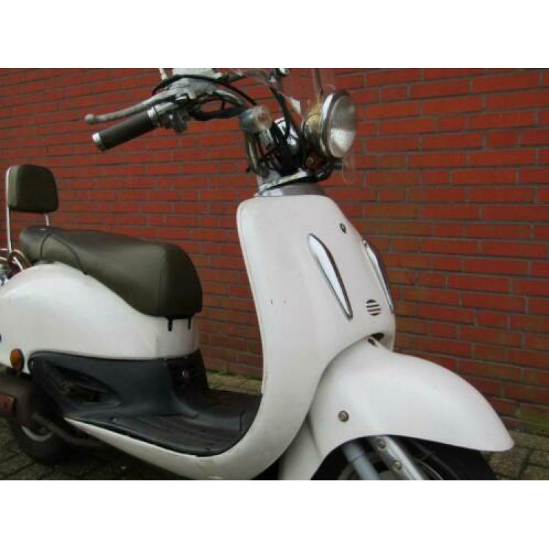 Znen grande retro Bella snorscooter met blauw kenteken