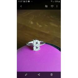 Fraaie zilveren letter ring B met zirkona's gemerkt 925 .