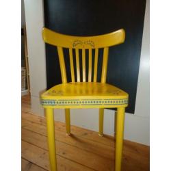 twee houten stoelen in een gepimpt jasje ( als nieuw !! )