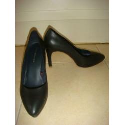 Tommy Hilfiger zwarte leren punt pumps Lotti 1A maat 38 ZGAN