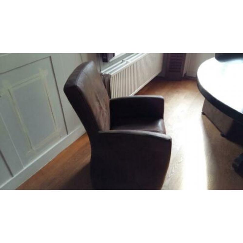 4 verrijdbare bruine ruig lederen eettafelstoelen met armleu