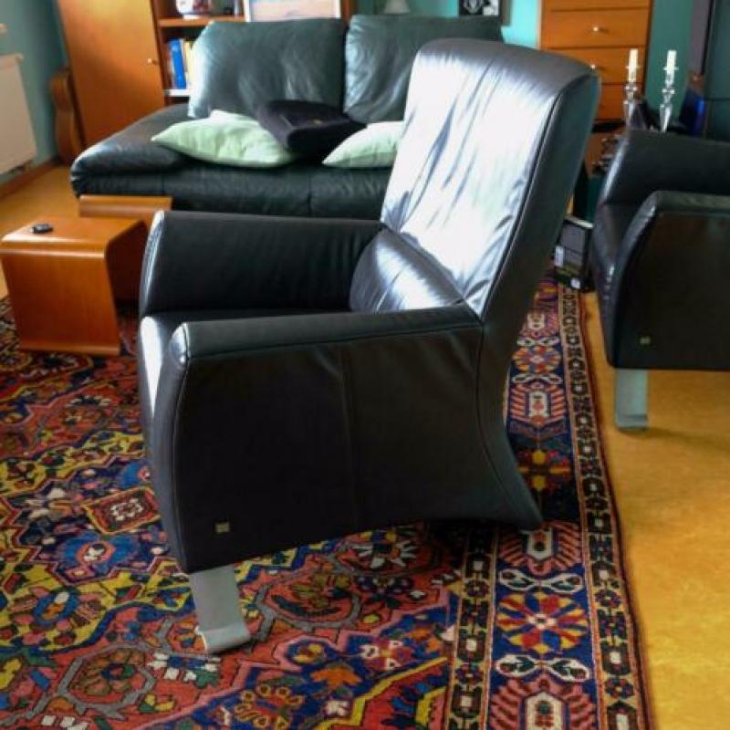 Twee zwart leren Rolf Benz 322 fauteuils