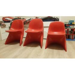 Drie rode kinderstoeltjes: 2 formaten