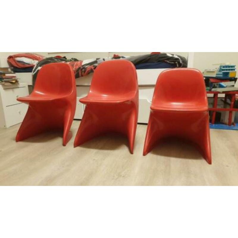 Drie rode kinderstoeltjes: 2 formaten