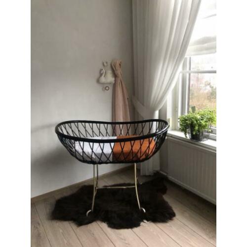 Zwart rotan wieg met goudkleur onderstel??