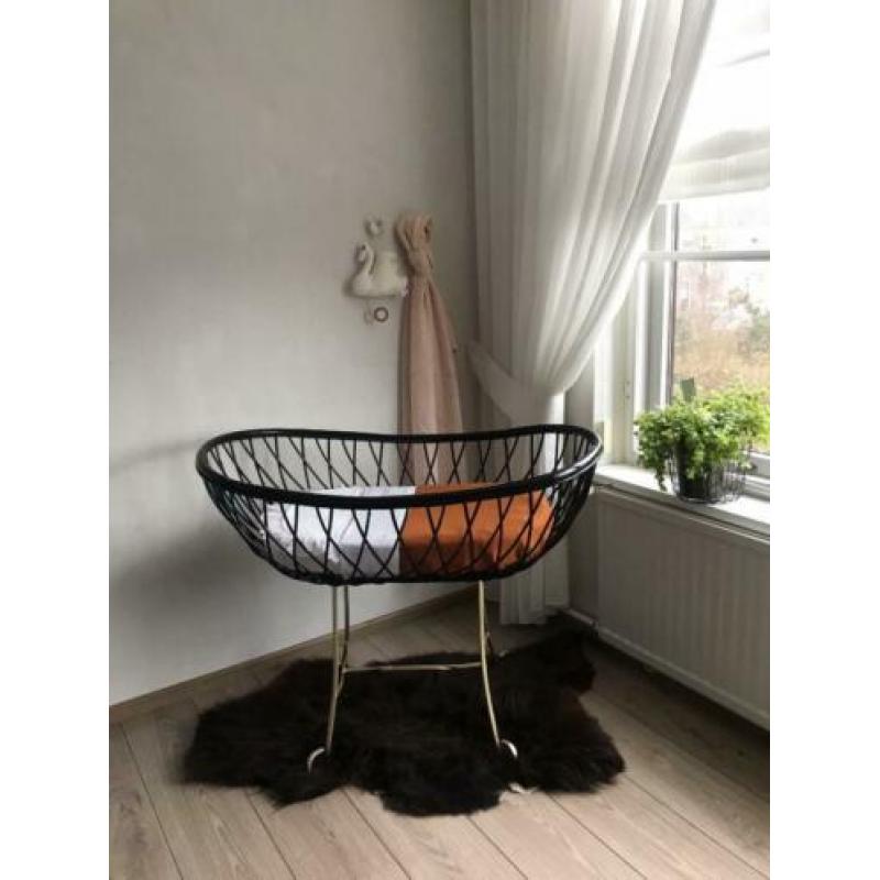 Zwart rotan wieg met goudkleur onderstel??