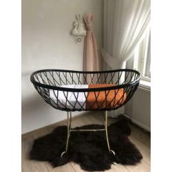 Zwart rotan wieg met goudkleur onderstel??