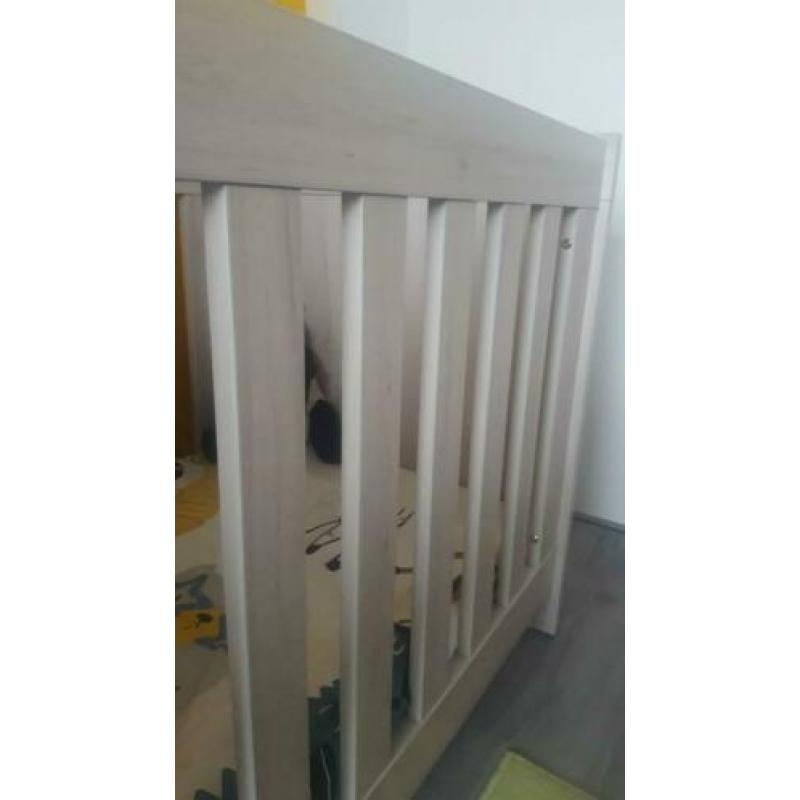 Heel mooi grijs ledikant. Geen beschadigingen. Incl matras.
