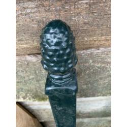 Groen hekwerk met versiersels