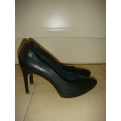 Tommy Hilfiger zwarte leren punt pumps Lotti 1A maat 38 ZGAN