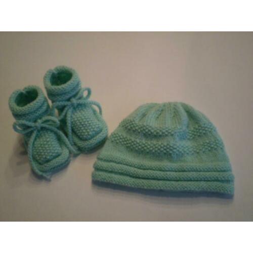 LEUK GEBREID BABYSETJE : SLOFJES en MUTSJE in 25 KLEUREN