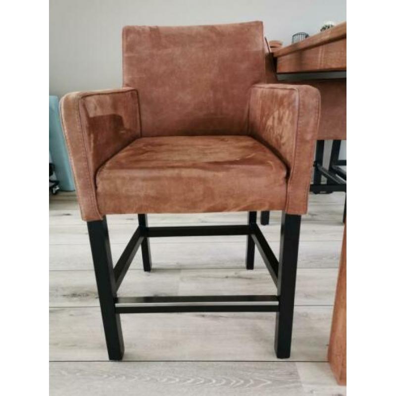 Robuuste teakhouten tafel met nette suède leren stoelen
