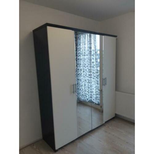 Complete set slaapkamer(Bed, Matras,Kledingkast, 2Nachtkast)