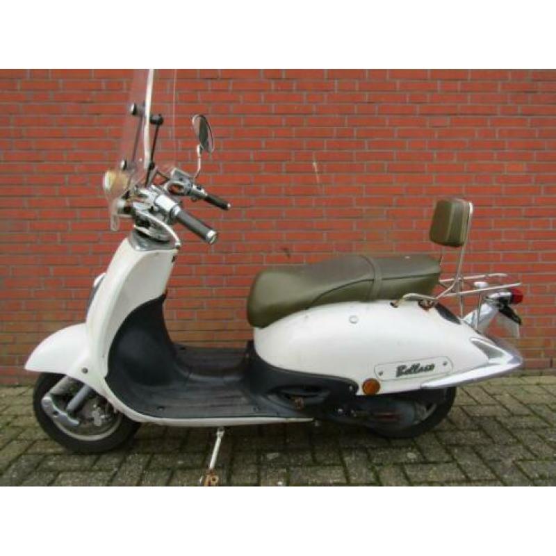 Znen grande retro Bella snorscooter met blauw kenteken