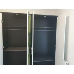 Complete set slaapkamer(Bed, Matras,Kledingkast, 2Nachtkast)