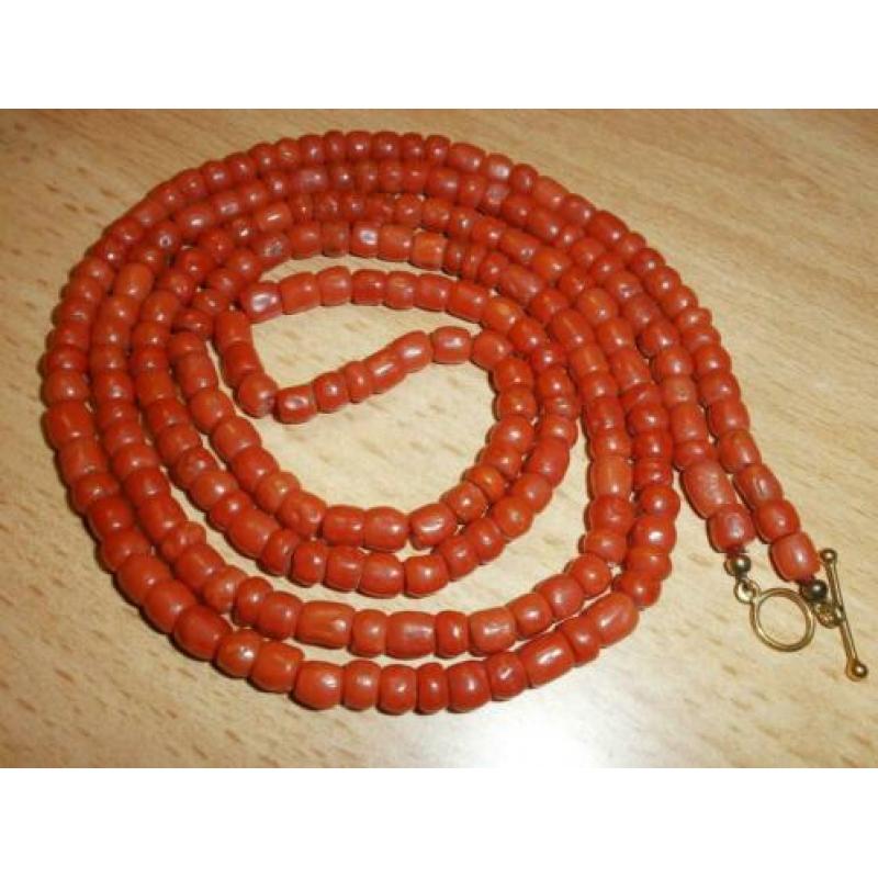 Ca 1900 Nederlandse Bloedkoraal collier 105 cm