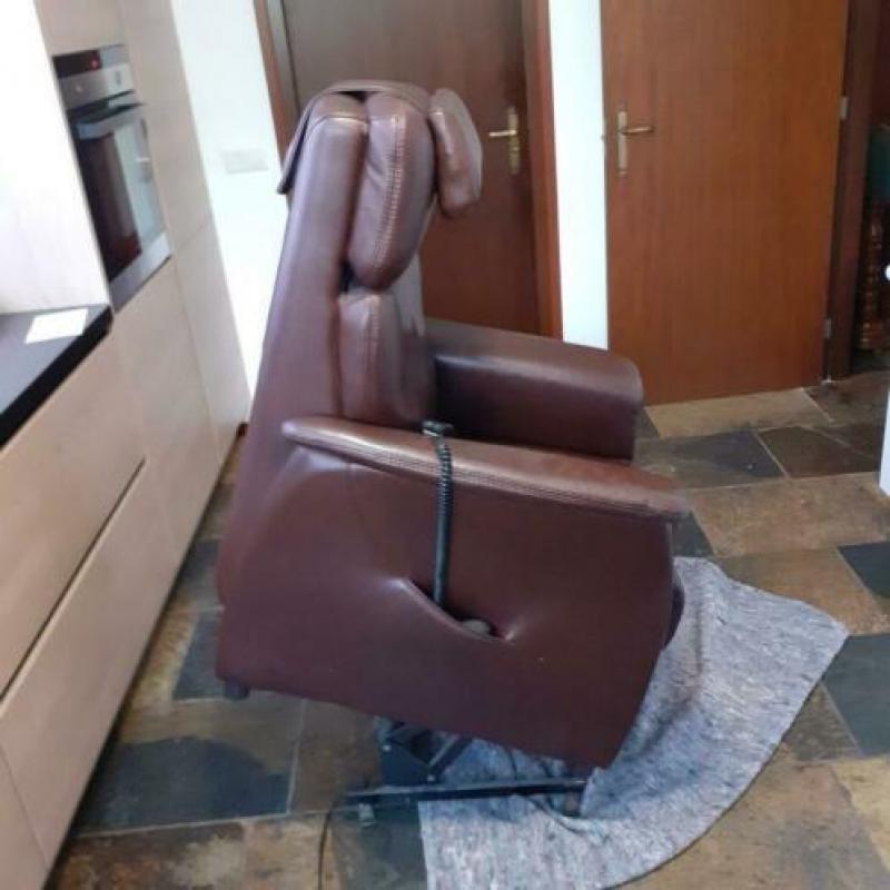 Sta op stoel, Prominent kleur bruin. Soepel leder.