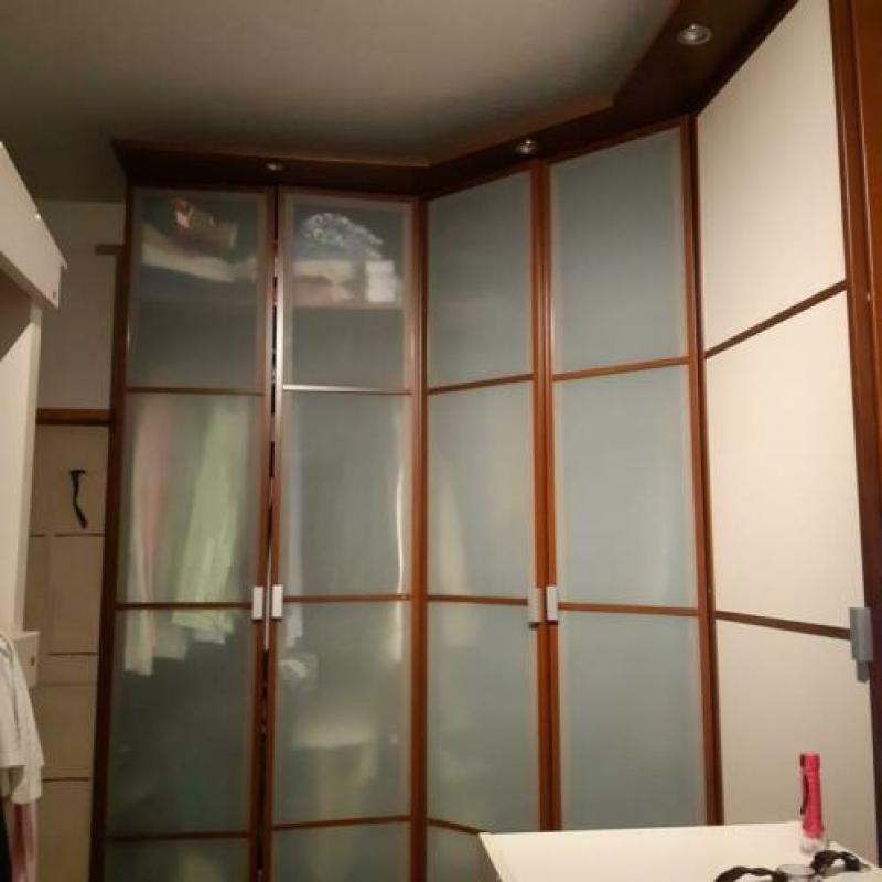 TEAB Grote Ikea hoekklerenkast met spotjes