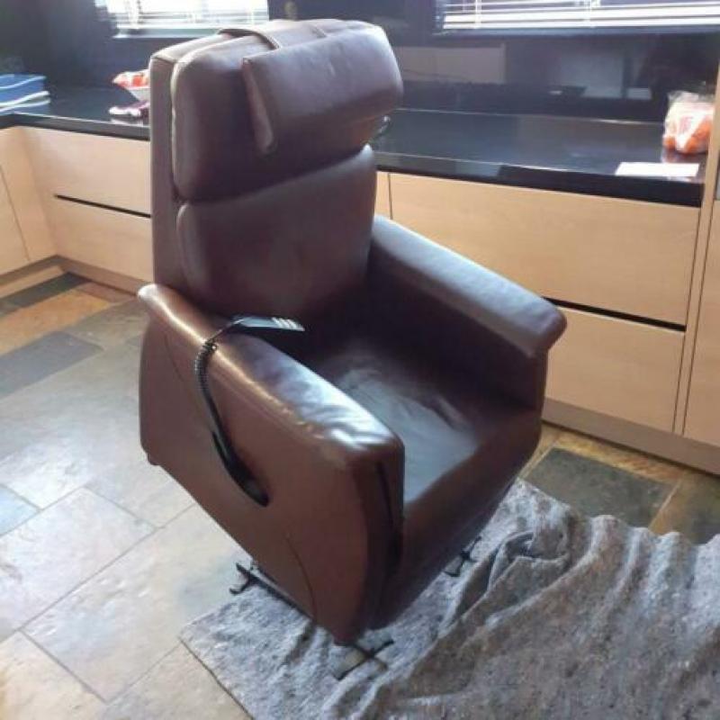 Sta op stoel, Prominent kleur bruin. Soepel leder.