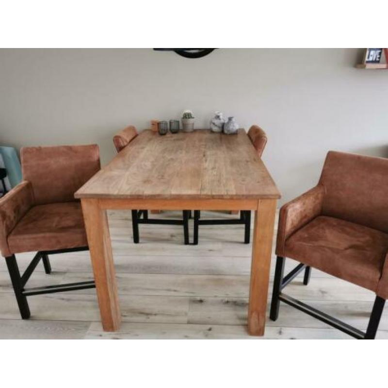 Robuuste teakhouten tafel met nette suède leren stoelen