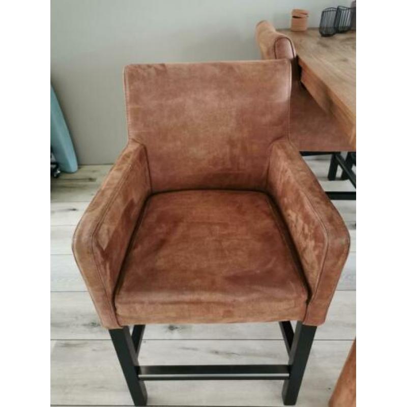 Robuuste teakhouten tafel met nette suède leren stoelen